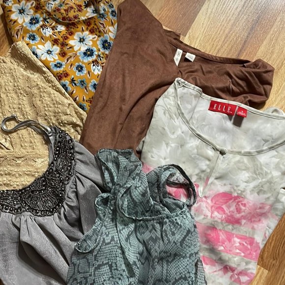 Women's Small Semi Mystery Lot of SIX Blouses Tops Lightweight Warm Weather - Picture 3 of 3